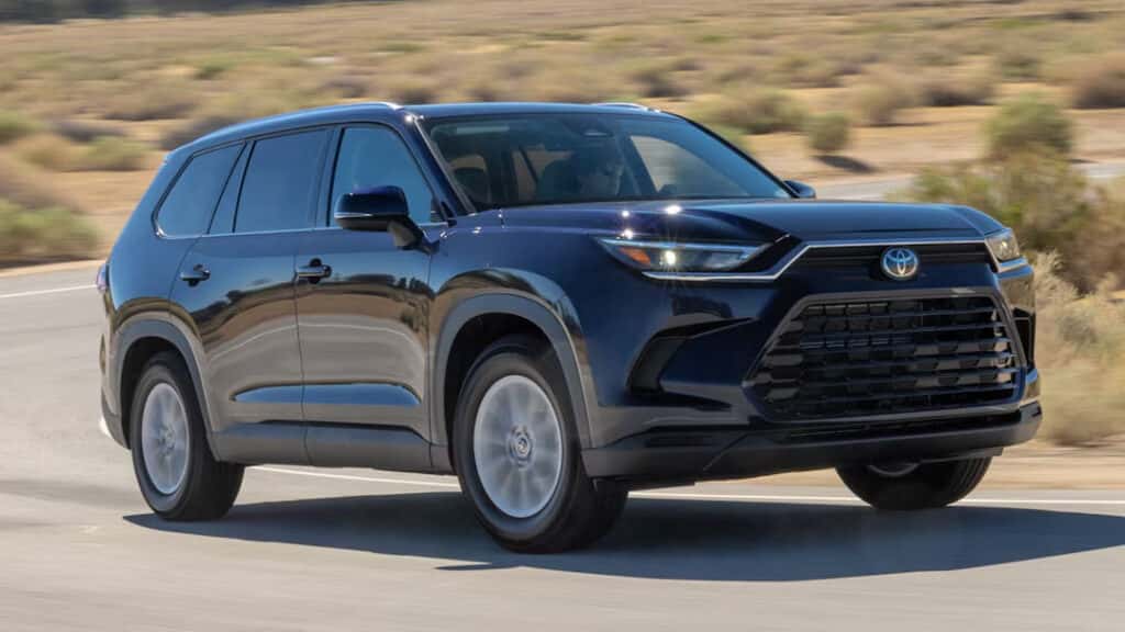 001-2024-Toyota-Grand-Highlander-Hybrid-front-three-quarters-in-action-e1695409154713