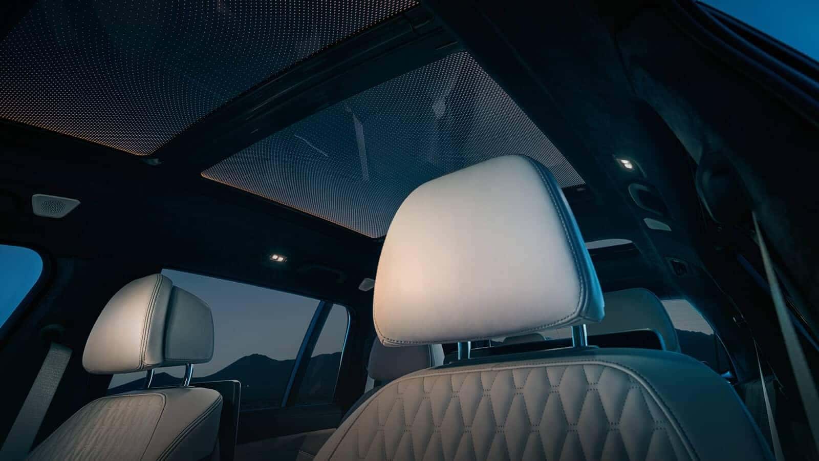 2019-BMW-X7-panoramic-sky-lounge