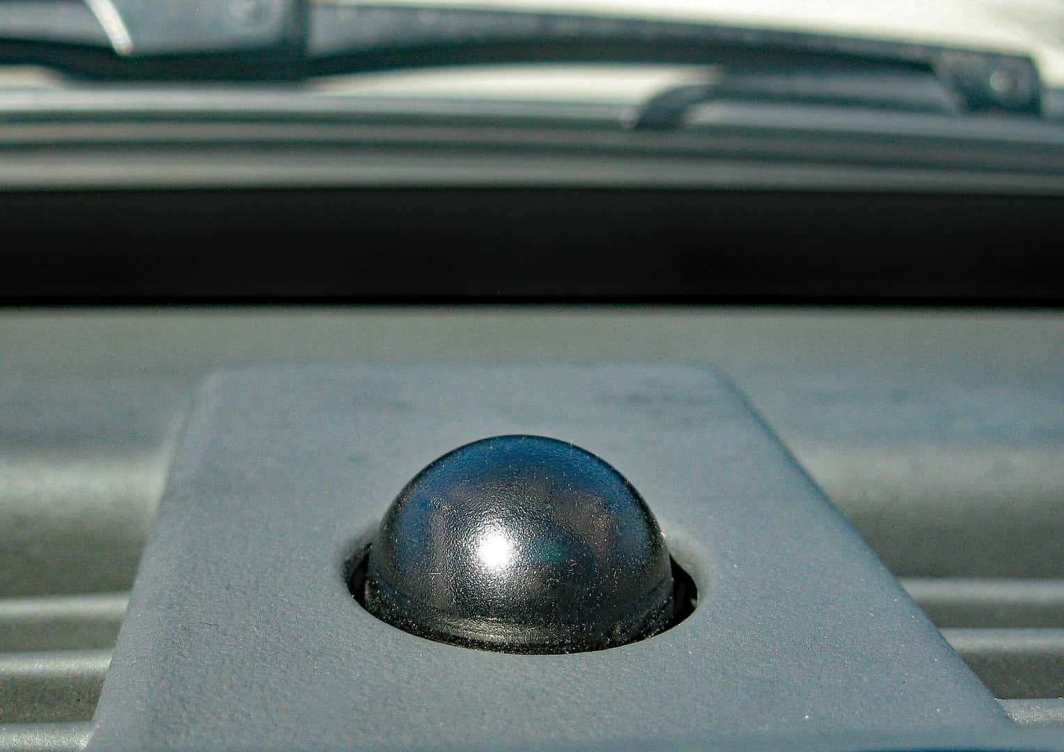 Dashboard ambient-light sensor near the windshield of a 2007 Chevrolet TrailBlazer