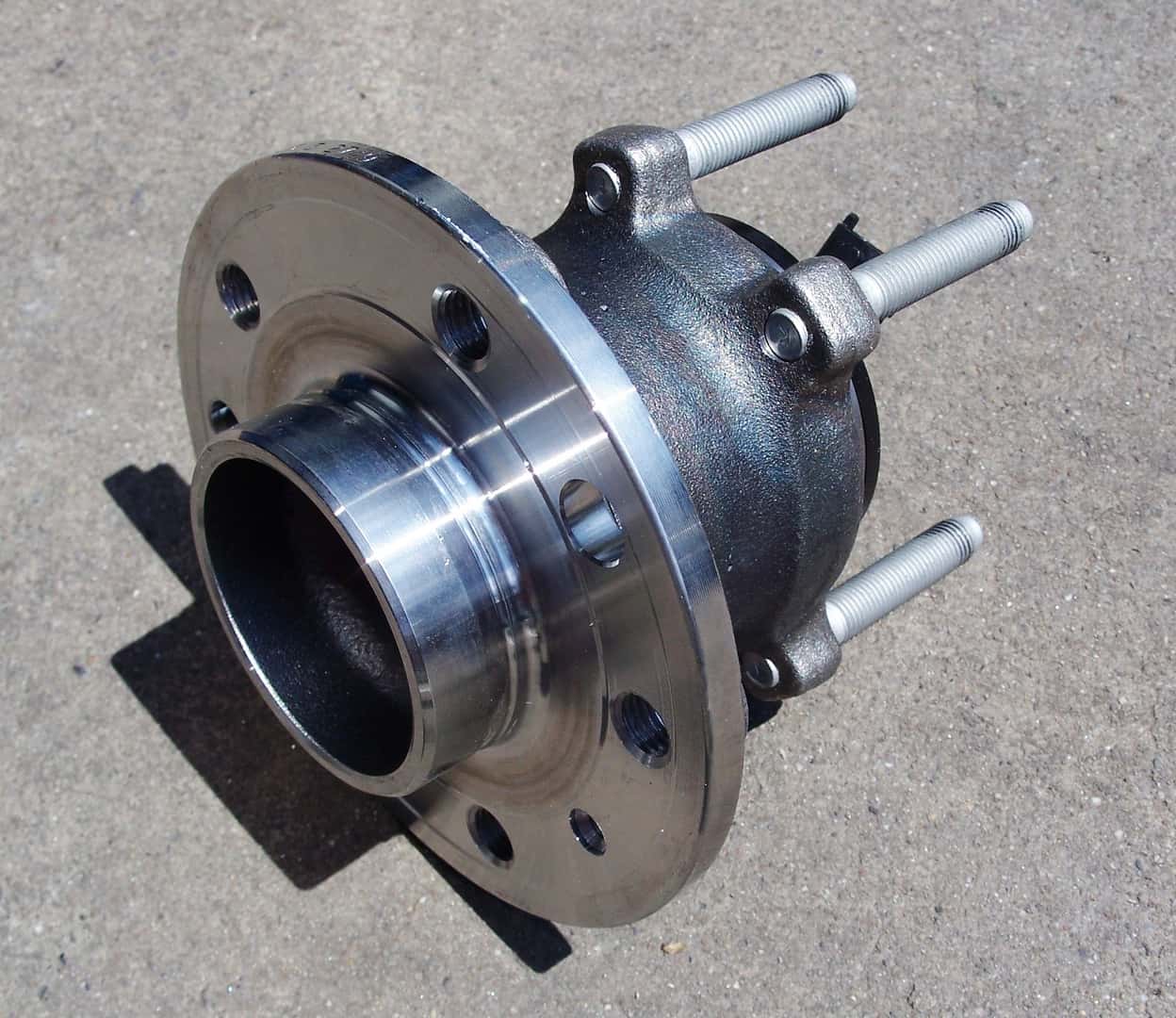 Rear wheel hub and bearing unit for an Opel Vectra C, showing its flange and housing
