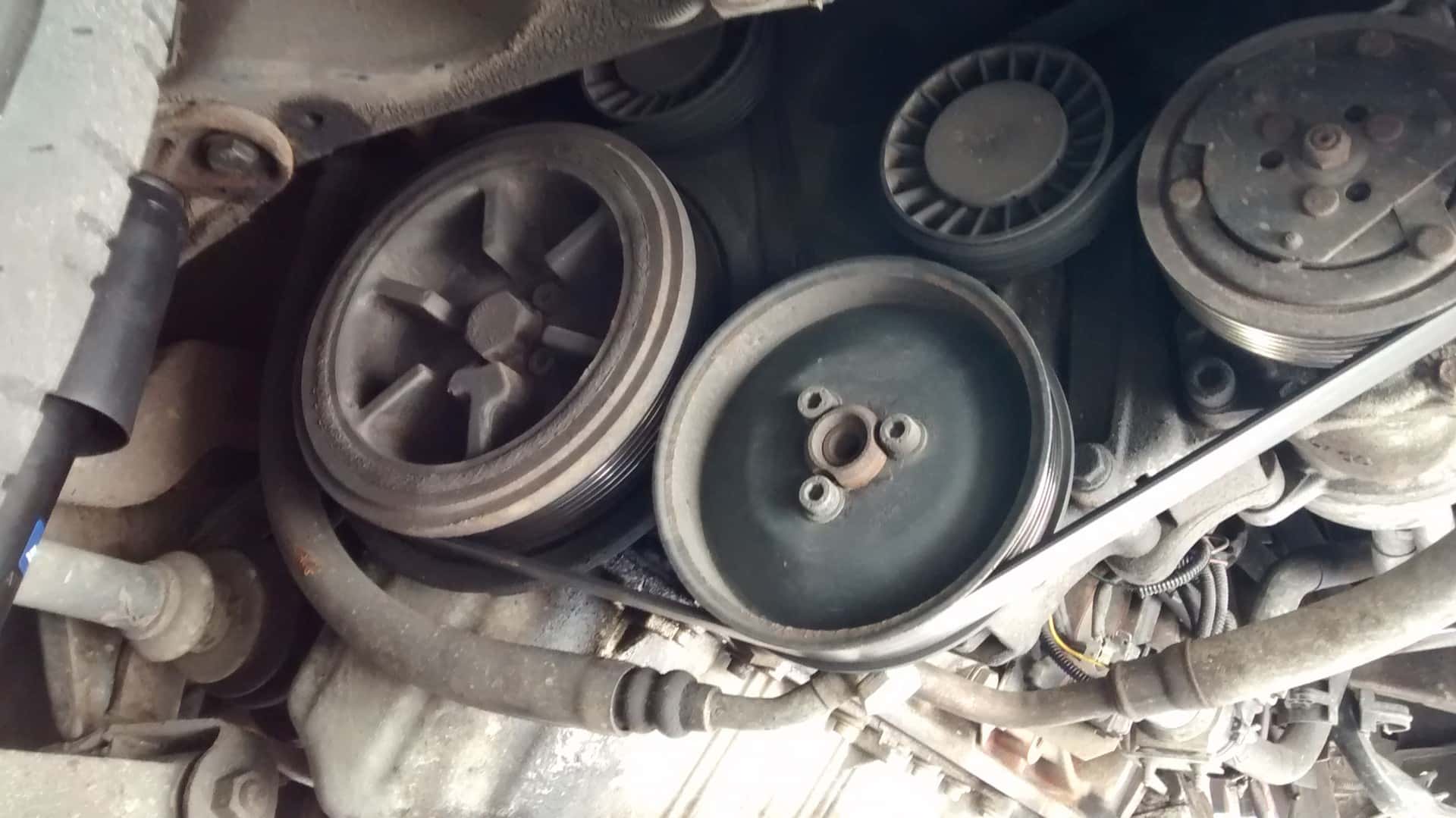 Accessory belt and drive pulleys on a Volkswagen T4