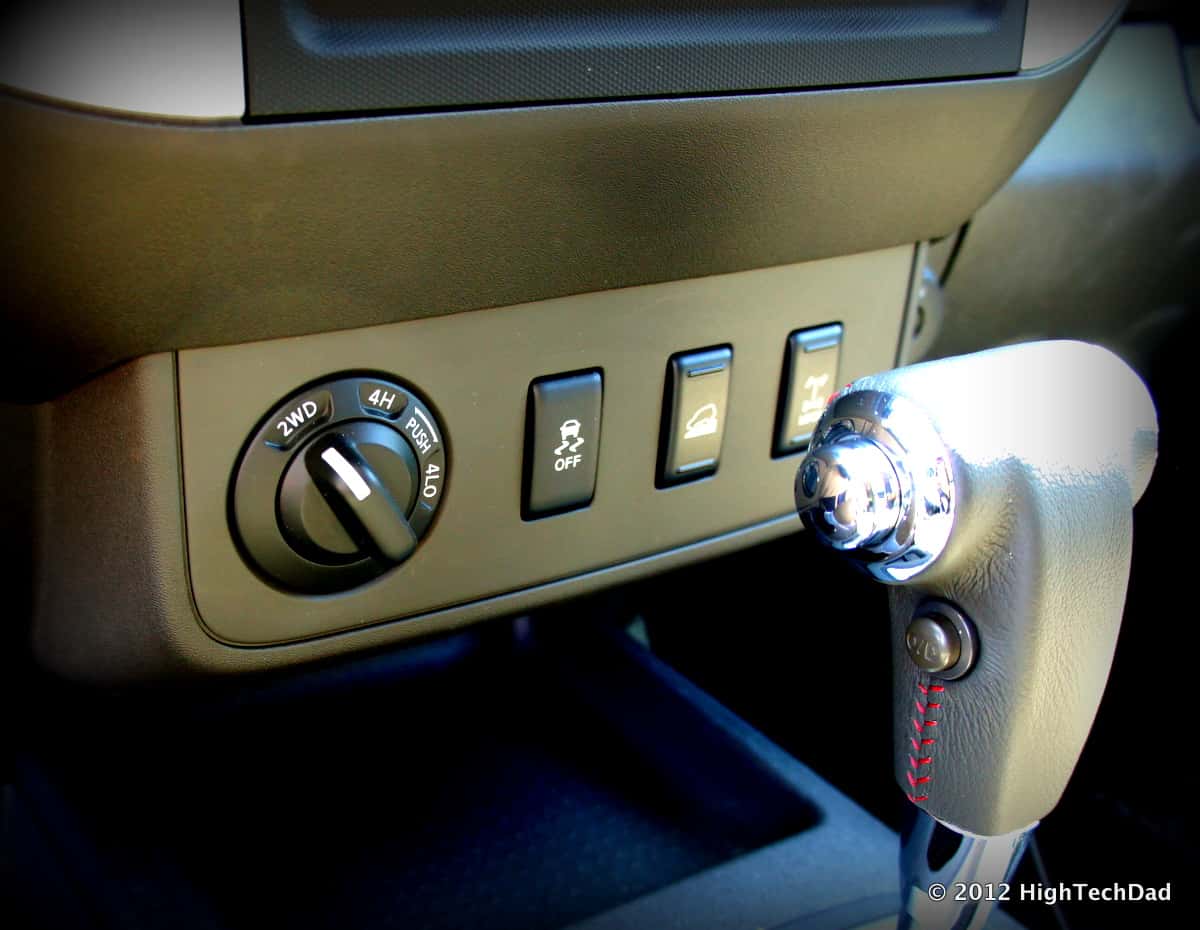 2WD, 4H and 4LO selector in a 2012 Nissan Xterra Pro-4X