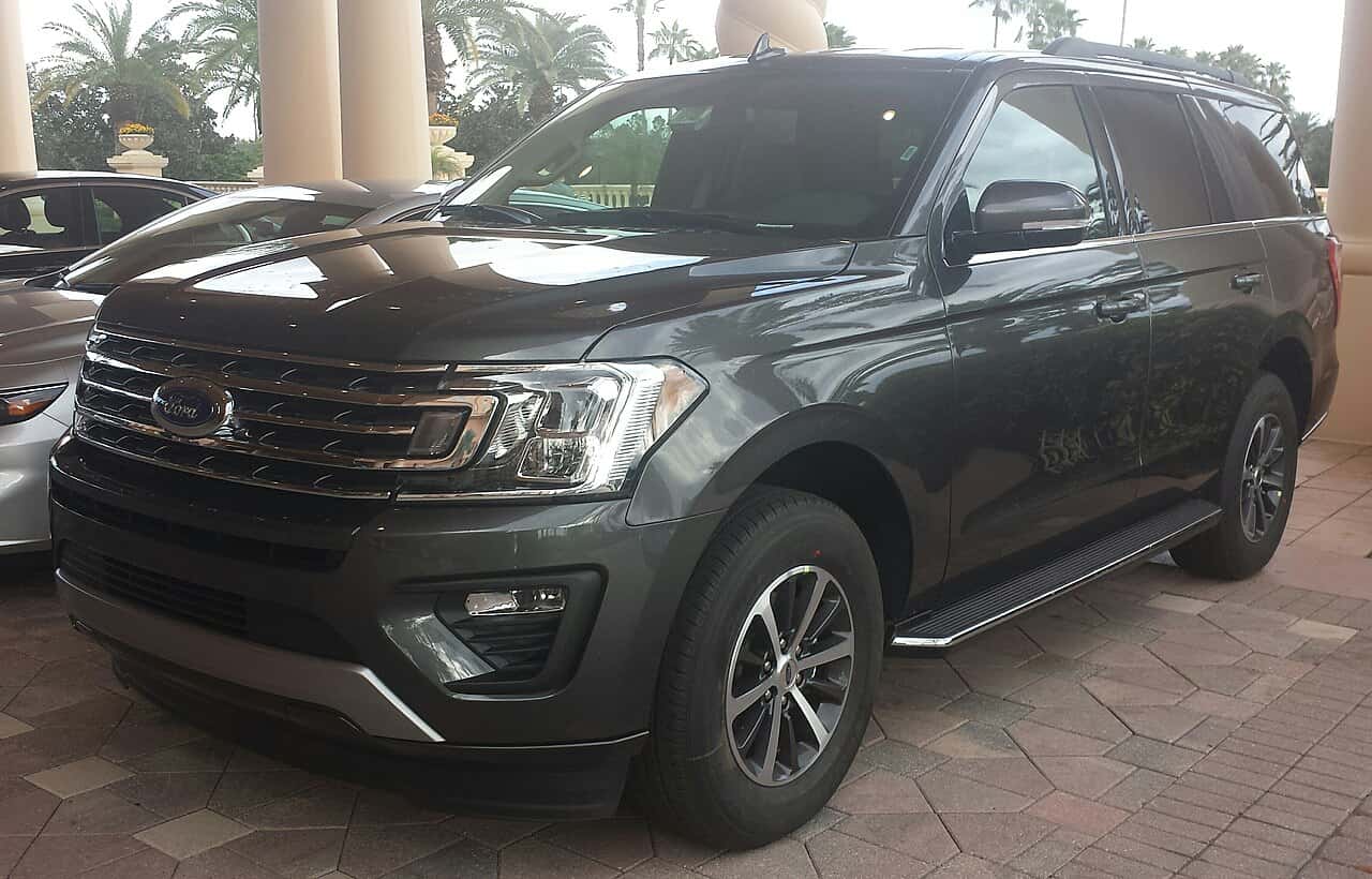 Front three-quarter view of a gray 2018 Ford Expedition