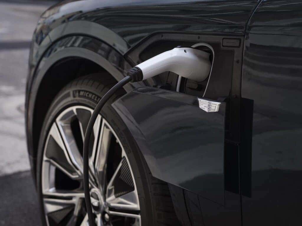 24CALYQ50161_LYRIQ_VEHICLE-ONLY_EXT_CHARGER_07574_FINAL