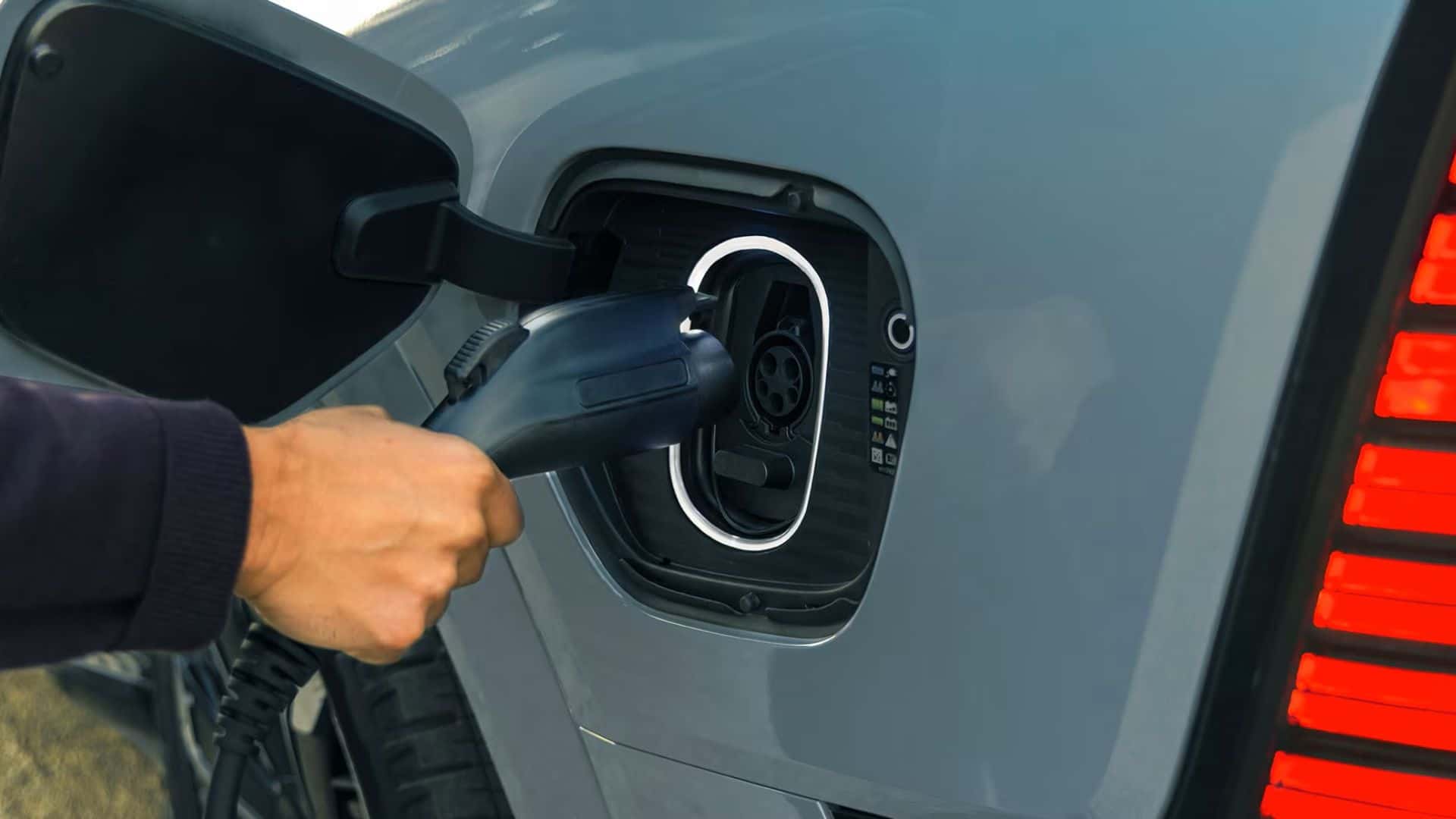 escalade iql charger