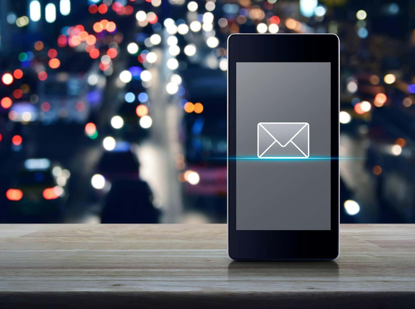 Lease-End Notice Email on Phone
